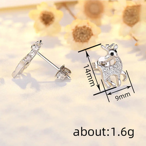 Orecchini a perno con cervo carino per donna, gioielli alla moda per le feste - Product Image 4