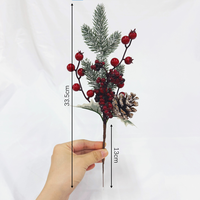 Rama de Pino Artificial Nevada con Bayas Rojas Mixtas, Hojas de Acebo y Piñas Escarchadas para Decoración Navideña DIY, Coronas y Jarrones