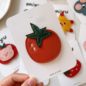 Pinza de Pelo de Aleación con Diseño de Conejo de Dibujos Animados Coreanos <span class=keywords><strong>MIO</strong></span>, Pinzas de Pelo de Cuero PU con Forma de Fruta y Fresa, Pinzas de Pelo Hechas a Mano para Niñas - Product Image 4
