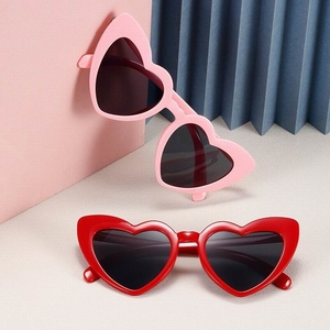 Venta al por mayor corazón gafas de sol rojo corazón forma gafas de sol promoción regalo gafas de sol de plástico - Product Image 1