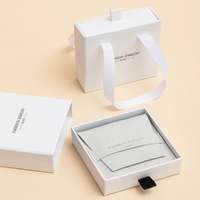 Boîtes de rangement pour boucles d'oreilles de luxe avec logo personnalisé imprimé, très vendues, avec sac en velours flanelle, boîte à bijoux en carton