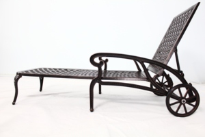 Tumbona Moderna de Aluminio Fundido con Acabado Bronce para Uso en Exteriores, Hoteles y Salas de Estar - Product Image 3