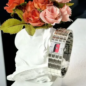 นาฬิกาอะนาล็อกย้อนยุควินเทจยุค 1970 ดีไซน์โลหะร็อค หรูหรา สแตนเลส 316L กระจกแซฟไฟร์ กันน้ำ ใช้ได้ทั้งชายและหญิง ผู้หญิ<span class=keywords><strong>ง</strong></span> - Product Image 1