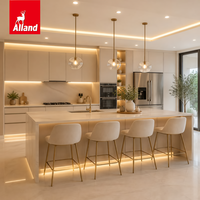 Cuisine Alland avec armoires laquées brillantes de qualité supérieure et îlot cannelé cascade de luxe pour appartement et villa