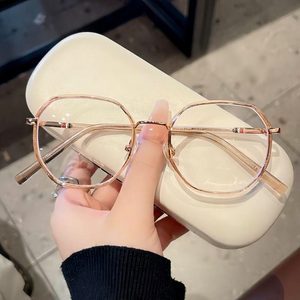 Nouvelles <span class=keywords><strong>Lunettes</strong></span> Rondes Classiques Transparentes Tendance 2026 pour Femmes – Monture Ultra Légère et Fine, Anti-Lumière Bleue, Idéales pour un <span class=keywords><strong>Visage</strong></span> Naturel - Product Image 4