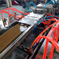 Machine pour fabrication de carreaux de bois