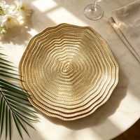 Assiette de présentation en plastique de 13 pouces à bord ondulé irrégulier, texturée et décorative, pour la mise en table de mariage et de fête