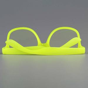 Venta al por mayor de gafas de sol retro de diseño de moda Vintage Luz de plástico de alta calidad para hombres y mujeres tonos coloridos de moda - Product Image 5