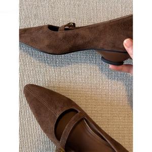 Chaussures Mary Jane à talon épais en cuir mat vintage à bout pointu pour femme – Escarpins polyvalents à talon moyen et bride unique de couleur unie - Product Image 2