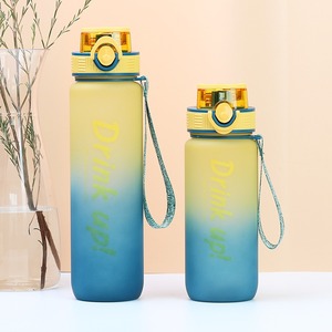 Borraccia in Plastica con Colore Sfumato: Bottiglia Portatile di Grande Capacità per Sport all'Aperto e Fitness - Product Image 2