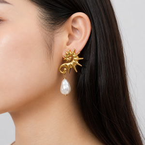 Boucles d'oreilles pendantes en forme de spirale dorée avec perle, en acier inoxydable plaqué or 14 carats sous vide, bijoux sculpturaux et imposants - Product Image 4