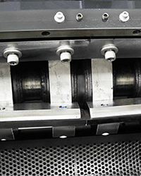 מגרסת פלסטיק דו-צירית אטומה לרעש עם מנוע ומשאבה, תפוקה 90 ק\"ג/שעה, דגם SG-2324 - Product Image 3