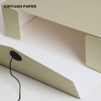 Boîte cadeau rigide de style enveloppe beige personnalisée |   Emballage en papier d'art recyclable avec fermeture magnétique et gaufrage de luxe pour vêtements