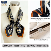 Foulard carré en soie de mûrier 6A personnalisé OEM à faible MOQ, essai rapide en 7 jours, foulard floral Paisley doré sur base noire en pure soie personnalisable