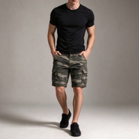 Shorts cargo camouflage pour homme avec passants de ceinture, fermeture frontale, poches obliques, poche à rabat boutonnée, longueur genou, ourlet côtelé, coupe ample pour usage tactique
