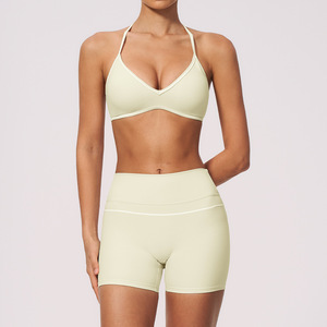 Conjunto de yoga de <span class=keywords><strong>2</strong></span> piezas para mujer con costuras en contraste: sujetador deportivo con espalda en <span class=keywords><strong>Y</strong></span> <span class=keywords><strong>y</strong></span> shorts de ciclista de cintura alta con efecto fruncido para gimnasio <span class=keywords><strong>y</strong></span> entrenamiento. - Product Image 2