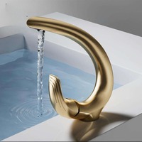 Robinet de lavabo en laiton de haute qualité au design incurvé créatif, monocommande, à poser sur le comptoir, mélangeur eau chaude et froide