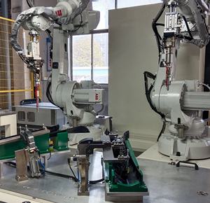 Nueva Máquina de Soldadura Ultrasónica Automática de Doble Brazo Robótico de 35KHz con Accionamiento Neumático/Servo para Paneles de Moldura de Pilares de Automóviles - Product Image 3