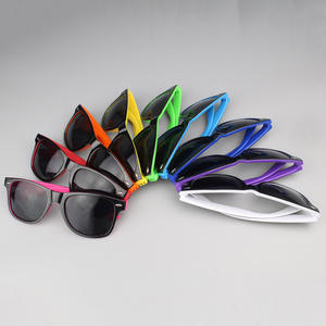 Lunettes de soleil vintage à deux tons avec logo personnalisé en gros, UV400, approuvées CE, finition brillante bleue, verres plats en PC vert, rouge, jaune, violet - Product Image 2