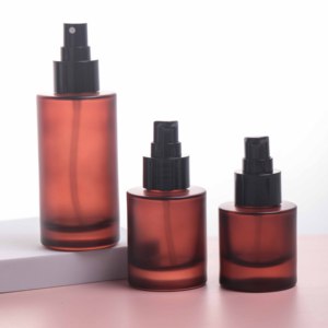 Pot de bouteille de pompe de lotion de soin de la peau de luxe givré <span class=keywords><strong>rouge</strong></span> ambre mat 120ml ensemble d'emballage de bouteille de cosmétiques en verre avec pompe noire - Product Image 1