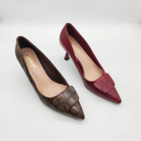 Escarpins à talon chaton pour femme, motif croco, bout pointu, avec boucle décorative, à enfiler, élégants pour le bureau et le travail