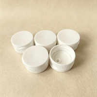 Bouchon à rabat côtelé 28/400 en plastique PP avec fermeture à charnière pour bouteille de détergent cosmétique, couleur Pantone personnalisée