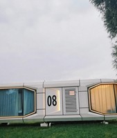 Capsule spatiale avec vue panoramique, espace de rangement pour bagages, coque peinte, attrayante et durable, idéale pour le bureau