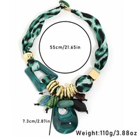Ensemble collier et foulard en soie imprimée style bohème, avec pendentif simple en résine – Tendance haut de gamme, exquis, pour femme, idéal pour les soirées