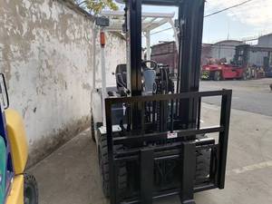 Montacargas Diésel TCM 30 con Mástil de Tres Etapas, Operación Sentado, Neumáticos Neumáticos, Uso en Interiores, Usado, Longitud de Horquilla 1070mm, Horquilla de 125mm - Product Image 3