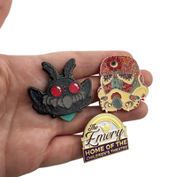 Vente en gros usine : Fournisseur de broches de revers en métal poli en forme de croix, broches à paillettes, badges rigides anime, épingles personnalisées en émail, épingles de dessin animé