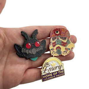 Fornitore all'ingrosso di spille a croce in metallo lucido, spille glitterate, spille rigide anime, spille personalizzate in smalto, spille cartoon - Product Image 4