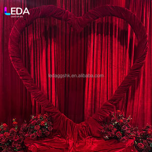 Fondo Decorativo LEDA de Lujo con Corte de Corazón Rojo, Tela Elegante para Propuesta de Matrimonio, Boda, Evento de Alta Gama - Product Image 1