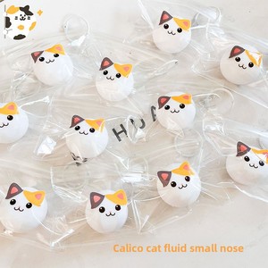 Pendentif en résine anti-stress en forme de chat à trois fleurs, à presser, à récupération lente, en plastique, mini, avec boule fluide - Product Image 1