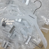 Leichte, multifunktionale Kunststoff-Kleiderbügel mit Clips und Hosenhalter für individuelles Logo, koreanischer Stil, für Bekleidungsgeschäfte und Ladenausstattung