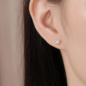 Boucles d'oreilles clous en or 18 carats avec diamants de laboratoire pour femme, micro-solitaires minimalistes, dos plat, hypoallergéniques, bijoux de piercing - Product Image 3