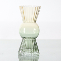 Vase en verre de trompette réversible clair à gradation vert-jaune avec boule au milieu et structure en forme d'entonnoir au-dessus et au-dessous