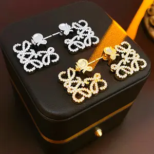 Mode Français Boucles D'oreilles Creux Carré Lune Gâteau Boucles D'oreilles Niche Conception Lumière De Luxe Argent Aiguille Cz Boucles D'oreilles Fabricant