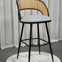 Tabouret de bar moderne en rotin avec dossier, coussin moelleux, cadre noir et repose-pieds pour cuisine, îlot, bistrot et hôtellerie - Vente en gros directe usine