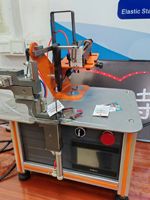 Machine automatique à grande vitesse pour l'attachement de cartes, système d'alimentation et d'étiquetage automatique pour l'application d'étiquettes suspendues dans les usines de jouets, de vêtements et de quincaillerie