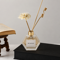 Vente en gros de flacons diffuseurs de parfum en verre transparent de 80 ml, forme polygonale irrégulière, personnalisables avec logo par sérigraphie et marquage à chaud
