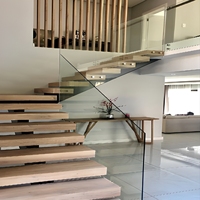 Escalier droit moderne en bois massif pour intérieur, avec marches flottantes et poutre en acier pour villa
