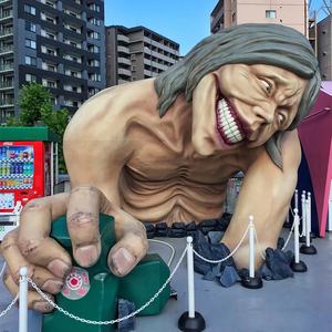 新しいデザインの大きな金属の街並みの装飾愚かなピエロの像のゴミ箱はキャラクターモデル樹脂グラスファイバーの彫刻を粉砕することができます - Product Image 1