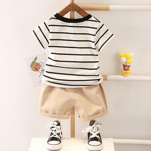 ชุดเสื้อผ้าเด็กผู้ชายลำลอง ชุดเสื้อยืดแขนสั้นลายทางพร้อมกางเกงขายาว - Product Image 2