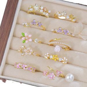 Anello Francese di Lusso Leggero Primaverile ed Estivo con Camelia Viola Leggermente Inclinata, Design di Nicchia con Apertura Regolabile - Product Image 1