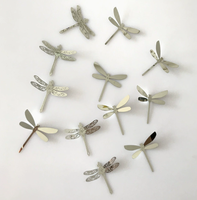 Mini roestvrijstalen holle vlinder libel windgong accessoires reflecterende metalen plakjes voor tuin hangende windspinner