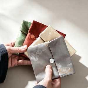 Sac en tissu brocart pour le rangement des bijoux, avec fermeture à bouton, petite pochette pour perles, bracelets et accessoires, design léger - Product Image 2