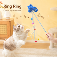 Jouet interactif pour chat : baguette de chat en peluche avec clochette, ruban et pompon pour la poursuite et l'exercice en intérieur – 4 couleurs