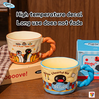 Vente en gros de tasses à café en céramique faites à la main OOWOV 12OZ avec un motif Pingu mignon, poignée irrégulière, tasses à eau pour un usage domestique et des cadeaux