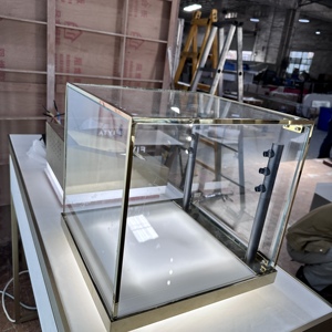 <span class=keywords><strong>Vetrina</strong></span> per Gioielli con Retroilluminazione LED Elite, Espositore in Vetro Satinato Personalizzato con Struttura in <span class=keywords><strong>Metallo</strong></span> - Product Image 1