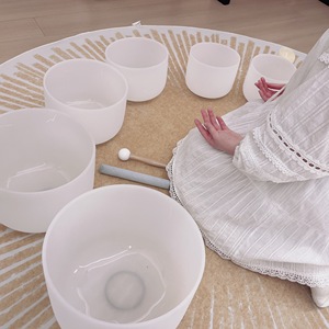 קערות שירה שקופות בגודל 8 אינץ' עד 20 אינץ' בצבע לבן פנינה, קריסטל קוורץ שקוף 99.99%, כלי ריפוי בצלילים - Product Image 5